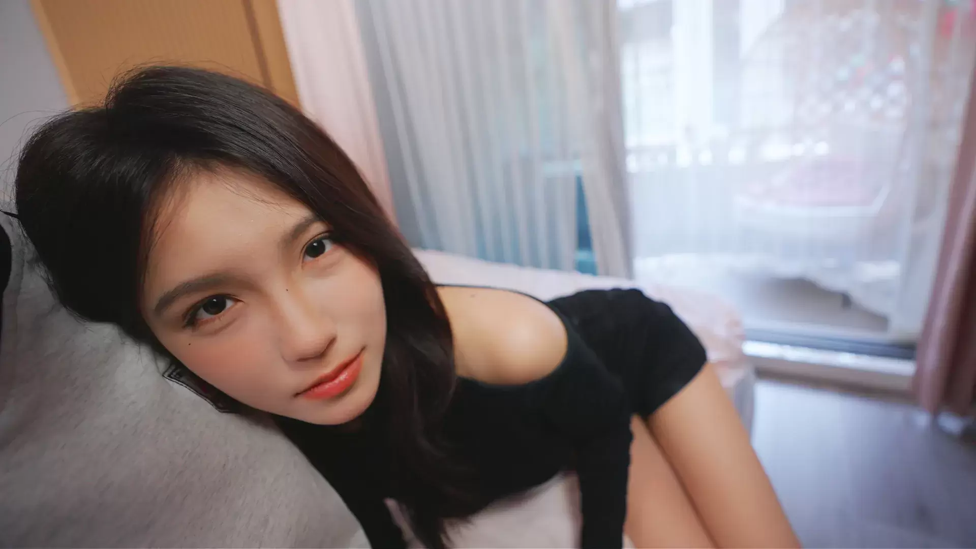 这位美女，还请保持端庄。/Please remain composed, beautiful lady.